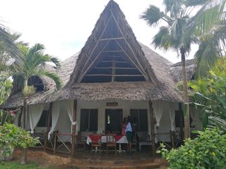 Bungalow mit Makuti-Dach im Garten
