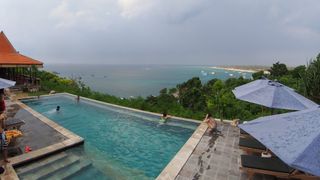 Pool mit Blick auf das Meer